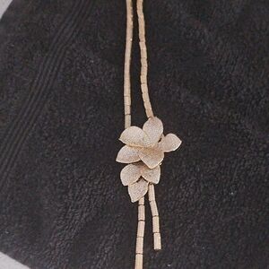 Elegant Gold Floral Necklace